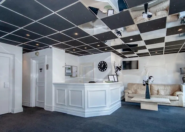 La Tour Hotel